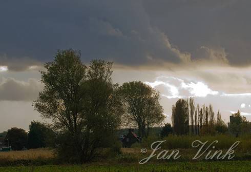Landschap met huisje onder dreigend wolkendek in de Wijkermeerpolder