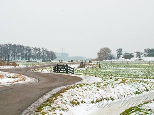 Polderweg, in polderlandschap, sneeuw, ijs, dooi, bij fort Krommeniedijk, Lagendijk Uitgeest