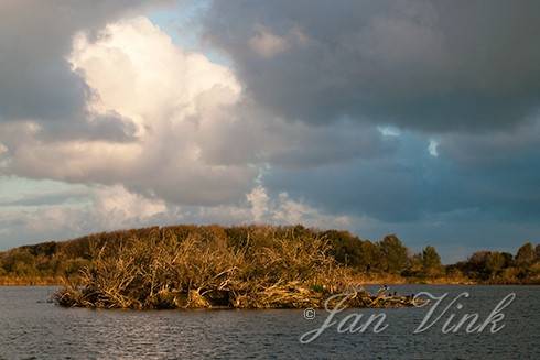 Hoefijzermeer met dreigende wolken in de lucht, Noordhollands Duinreservaat Castricum