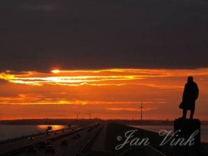 Ondergaande zon, vanaf voetgangersbrug over de snelweg bij het monument, Afsluitdijk