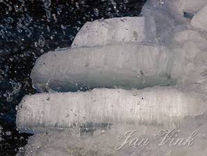 Kruiend ijs, en opspattend water, langs de IJsselmeerdijk bij Andijk